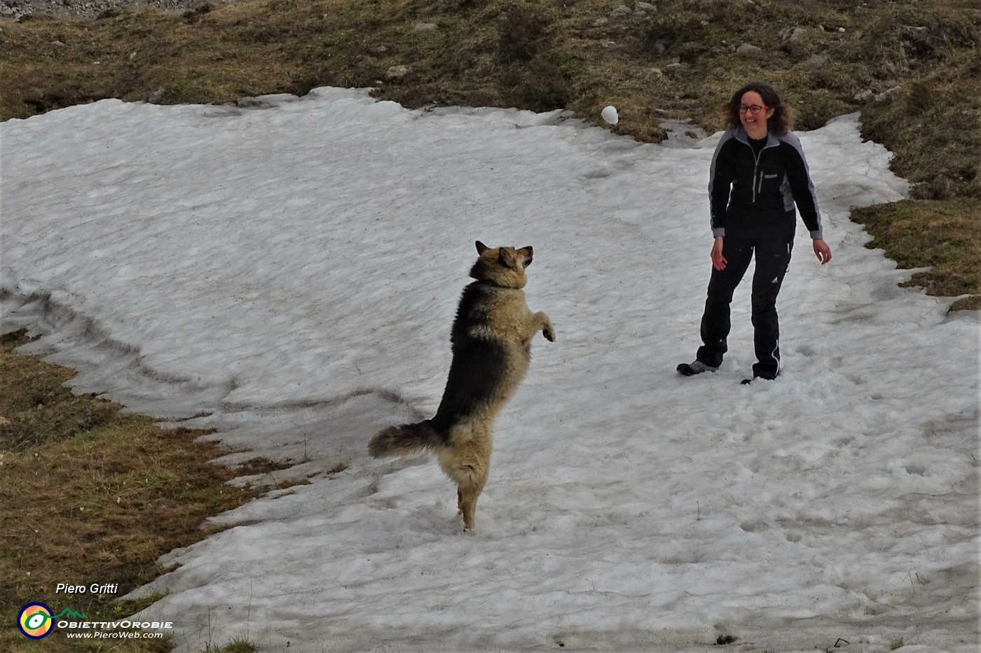 05 Intermezzo con fresche palle di neve tra Sodadura e Cima di Piazzo.JPG